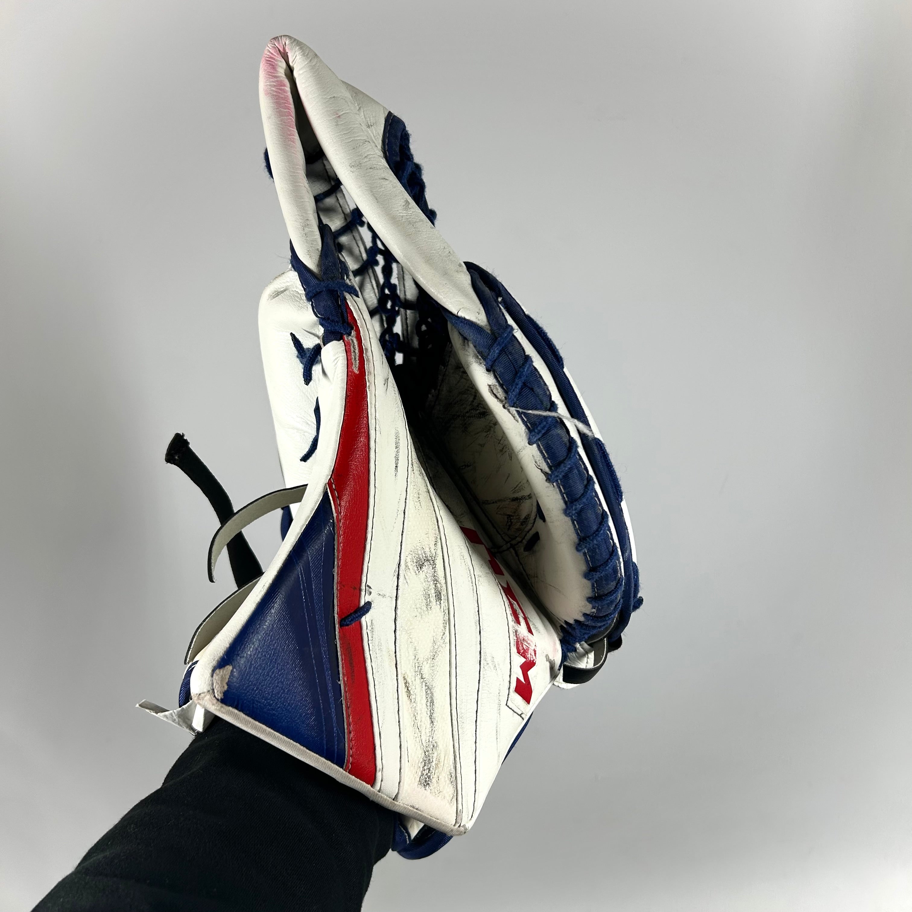 CCM Extreme Flex 5 - Gant de gardien de but Pro Stock d'occasion (blanc/bleu/rouge)
